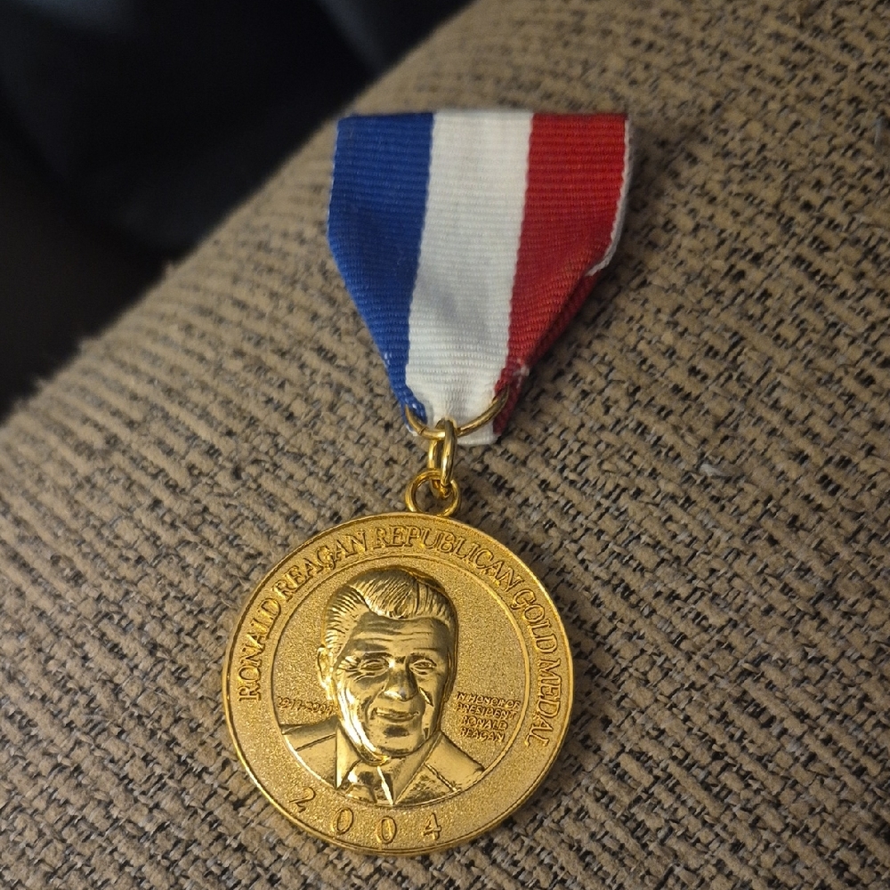 Ronald Reagan Gold Tone Medal 2004 Republican Collectors Medallion